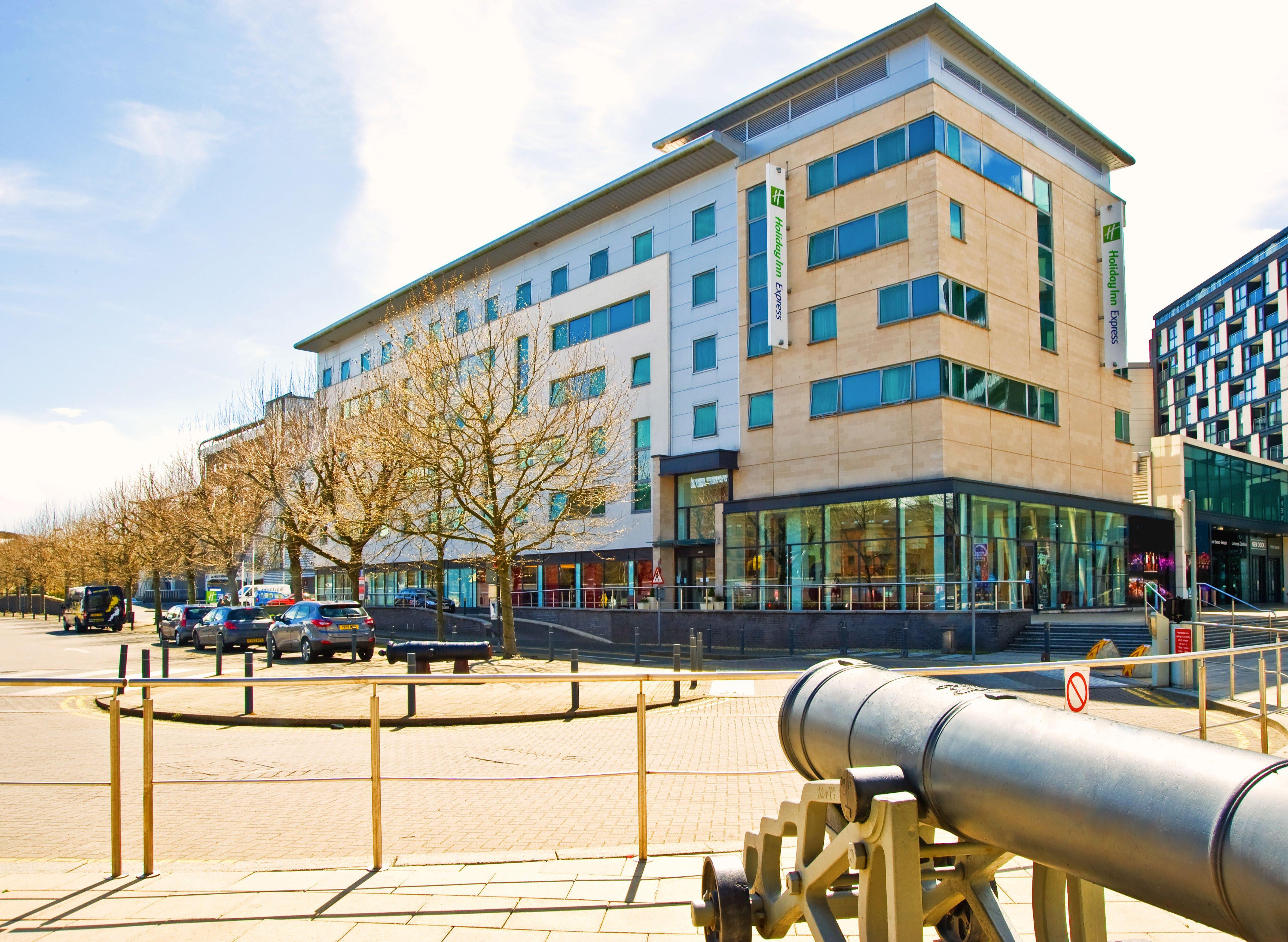 Holiday Inn Express Leeds City Centre - Armouries By Ihg Exterior photo