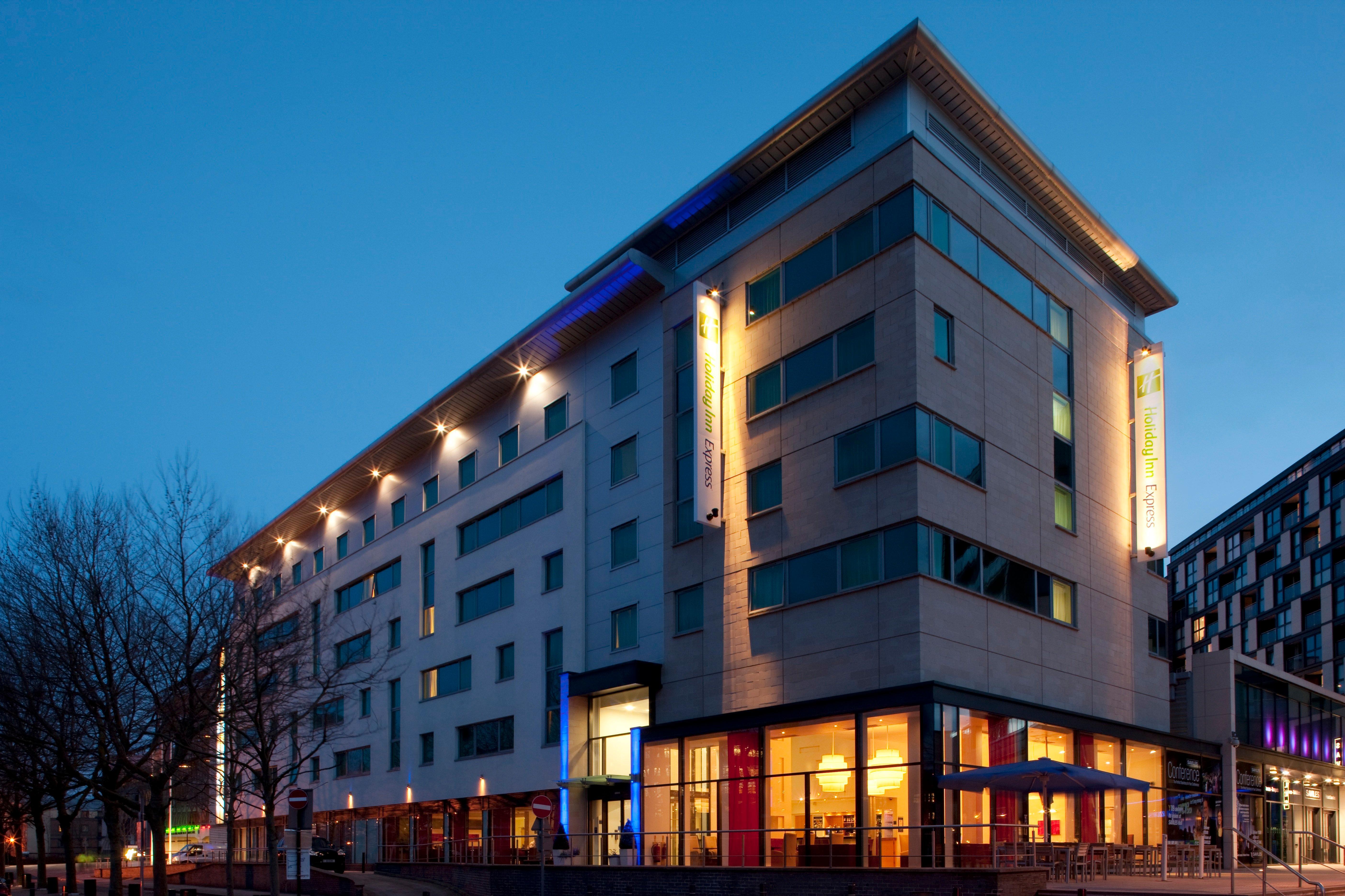 Holiday Inn Express Leeds City Centre - Armouries By Ihg Exterior photo
