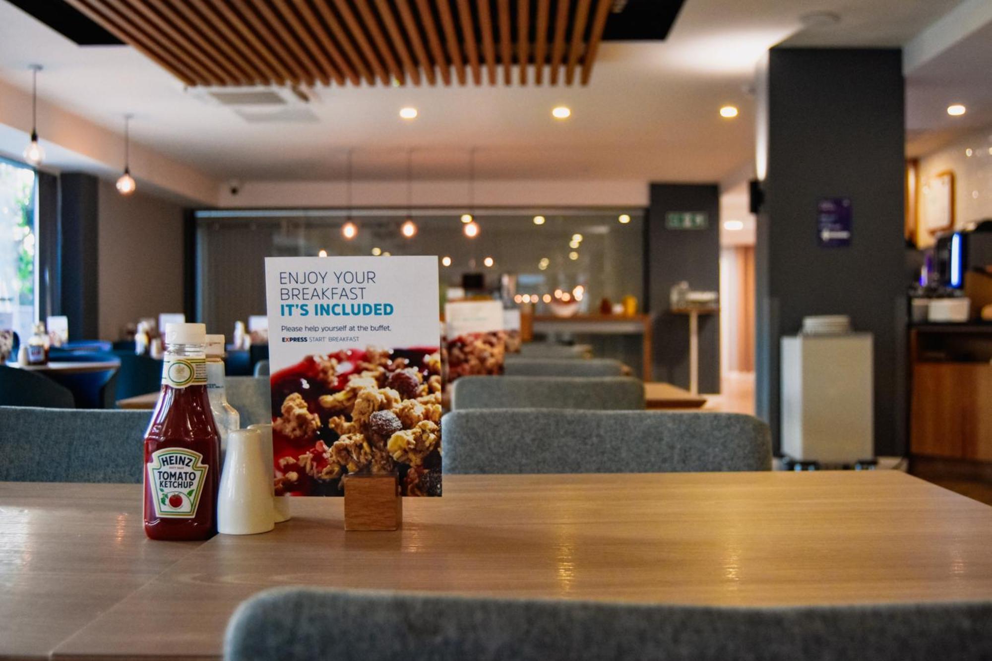 Holiday Inn Express Leeds City Centre - Armouries By Ihg Exterior photo