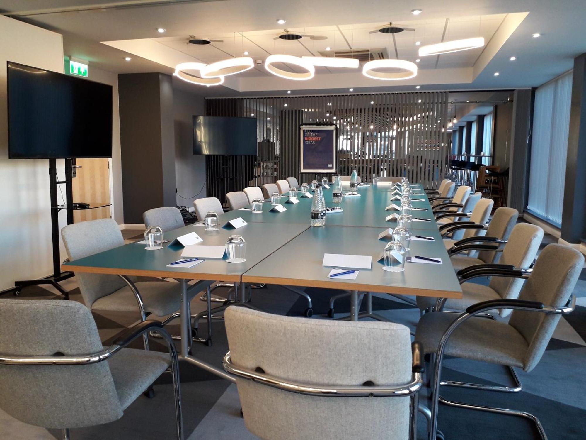 Holiday Inn Express Leeds City Centre - Armouries By Ihg Exterior photo
